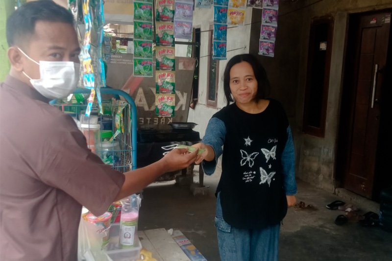 KETUA RW 03 BAGIKAN MASKER KE WARGA