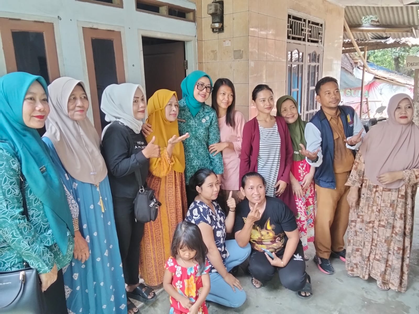 KUNJUNGAN NY. BELIA HASBI ASYIDIKI JAYABAYA KE RW 03 KAMPUNG LEBAK SAMBEL, TINJAU RUMAH WARGA PENERIMA BANTUAN