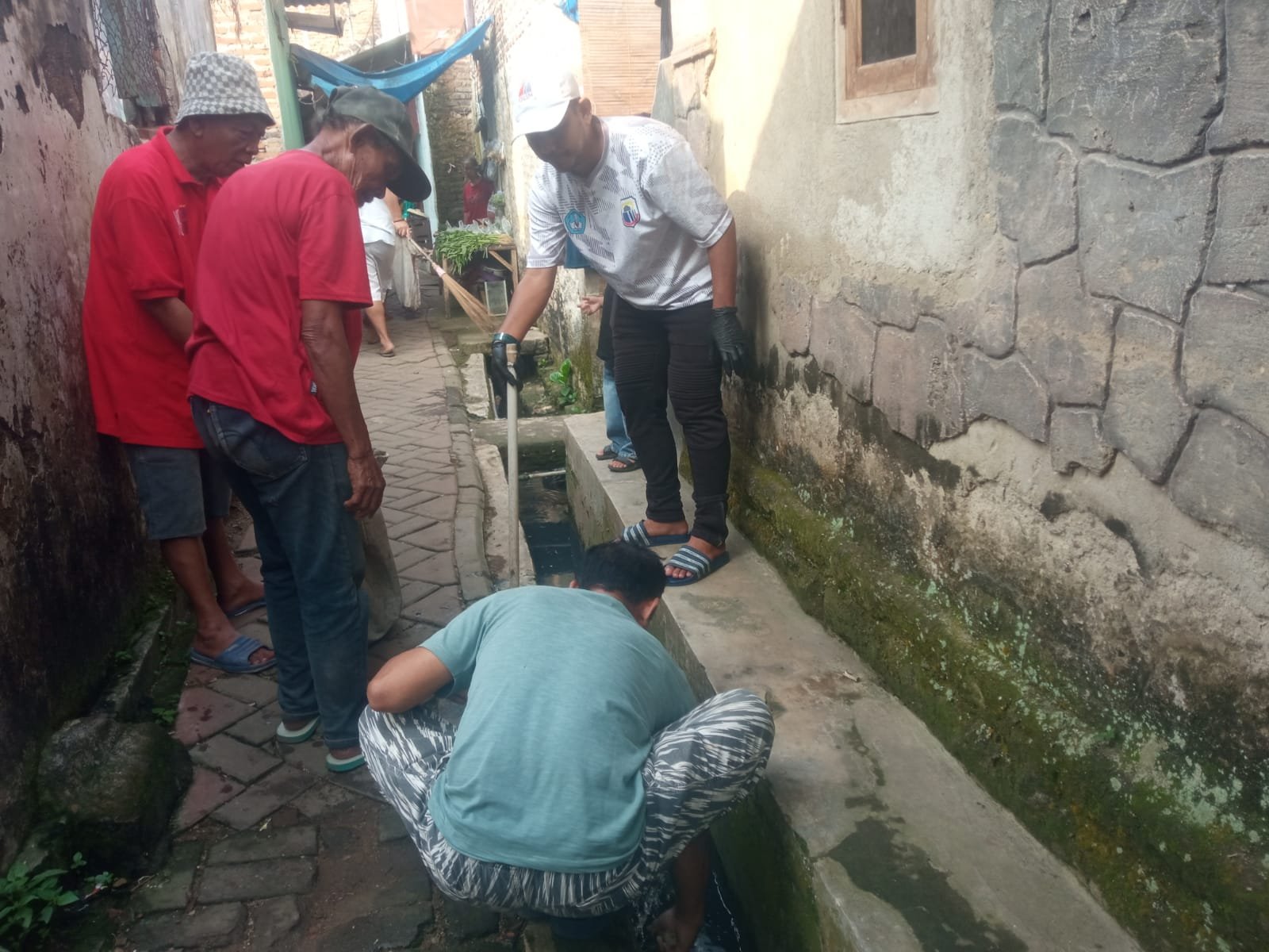SEMANGAT GOTONG ROYONG, WARGA RW 03 KAMPUNG LEBAK SAMBEL GELAR JUMAT BERSIH